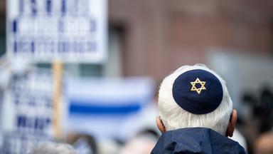 Ein Teilnehmer einer Pro-Israel-Kundgebung trägt eine Kippa mit Davidsstern vor der Paulskirche in Frankfurt