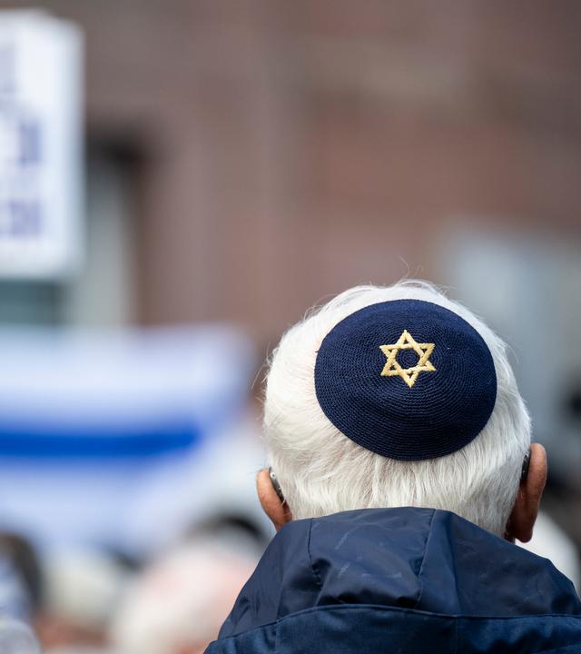 Ein Teilnehmer einer Pro-Israel-Kundgebung trägt eine Kippa mit Davidsstern vor der Paulskirche in Frankfurt