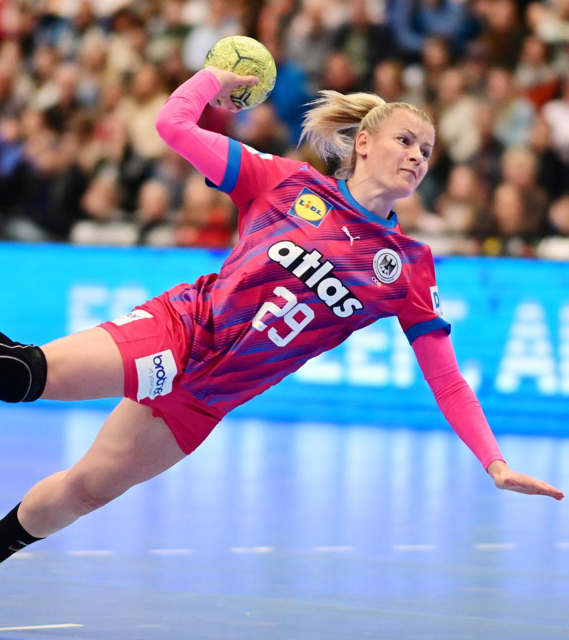 Antje Döll (Deutschland) im Handball-Testspiel Deutschland gegen Dänemark am 09.04.2025.