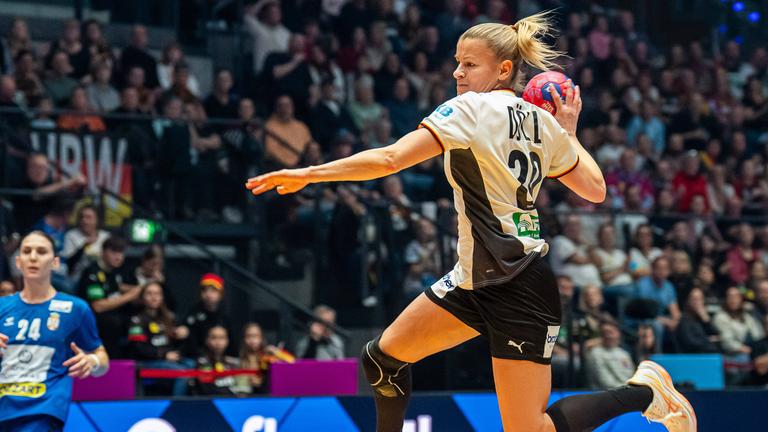 Die deutsche Handballnationalspielerin Antje Döll wirft im WM-Spiel gegen Serbien den Ball auf das gegnerische Tor