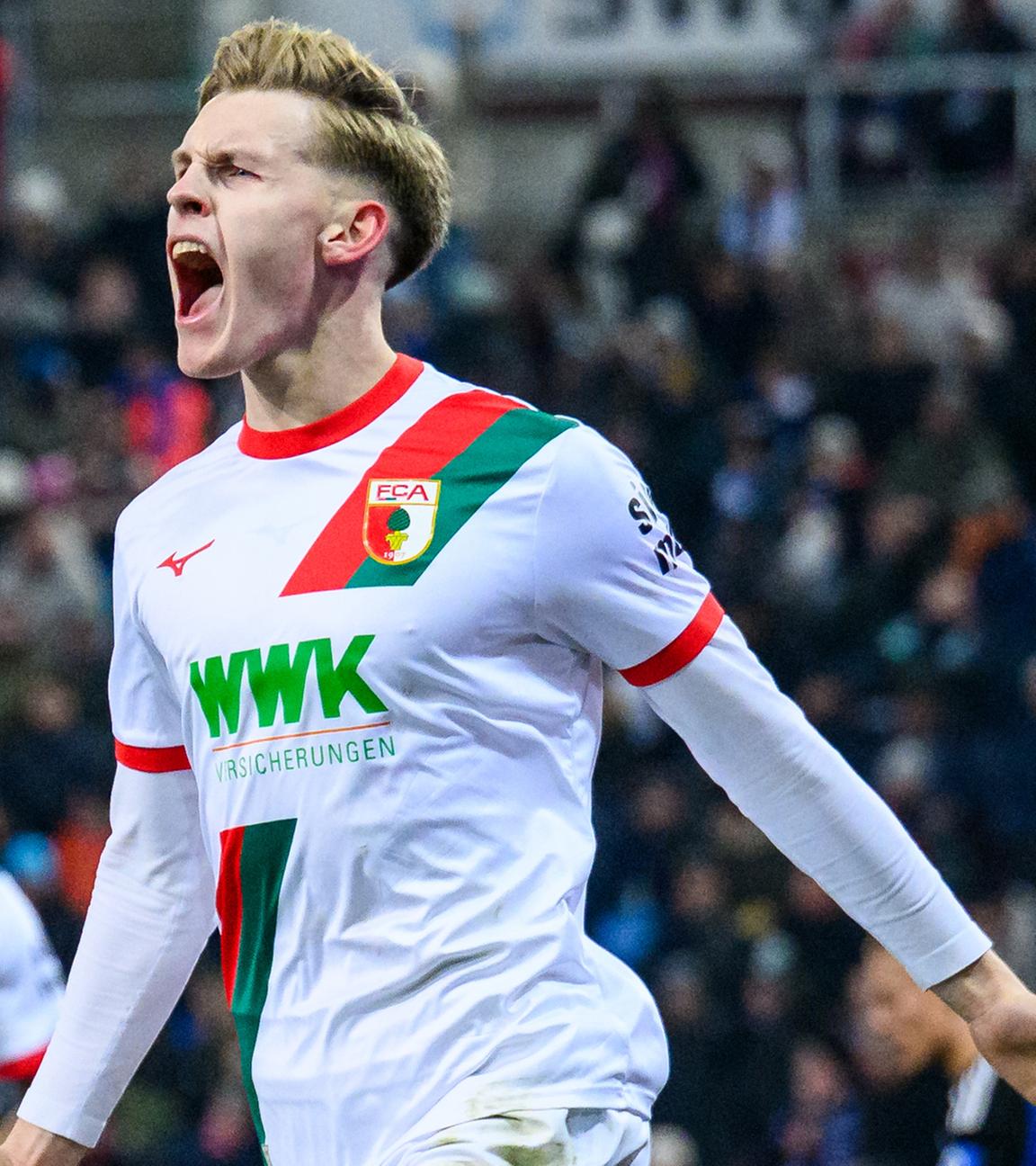 Anton Kade (FC Augsburg) jubelt nach seinem 1:0 gegen Hamburger SV.