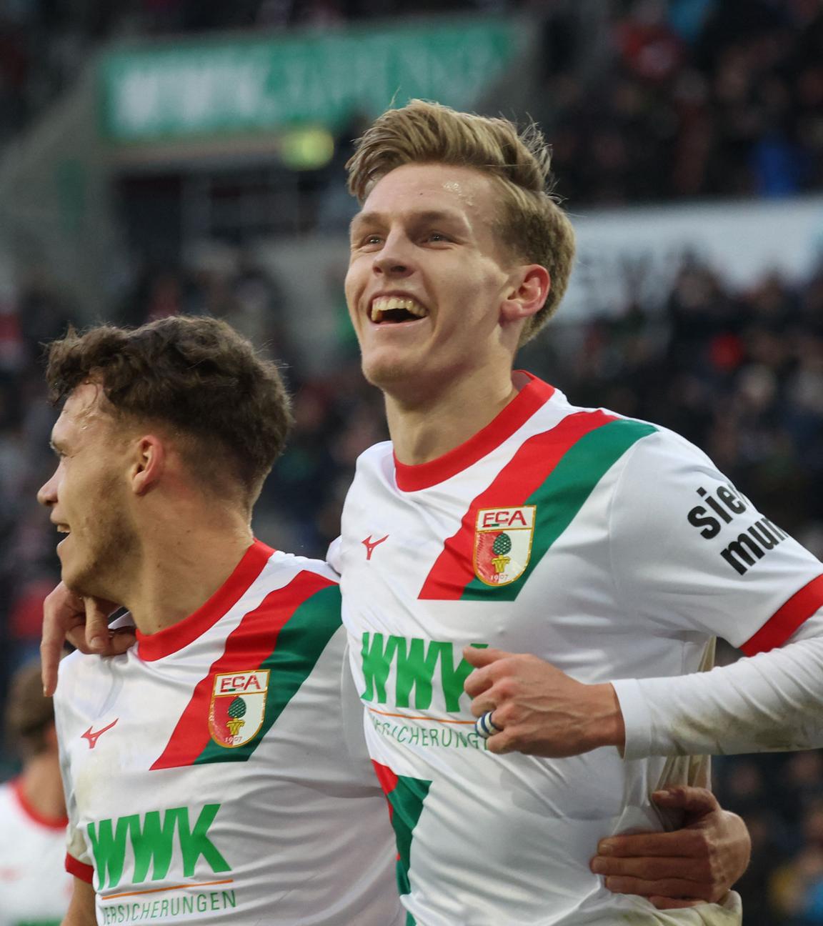 Anton Kade (Augsburg) jubelt. 