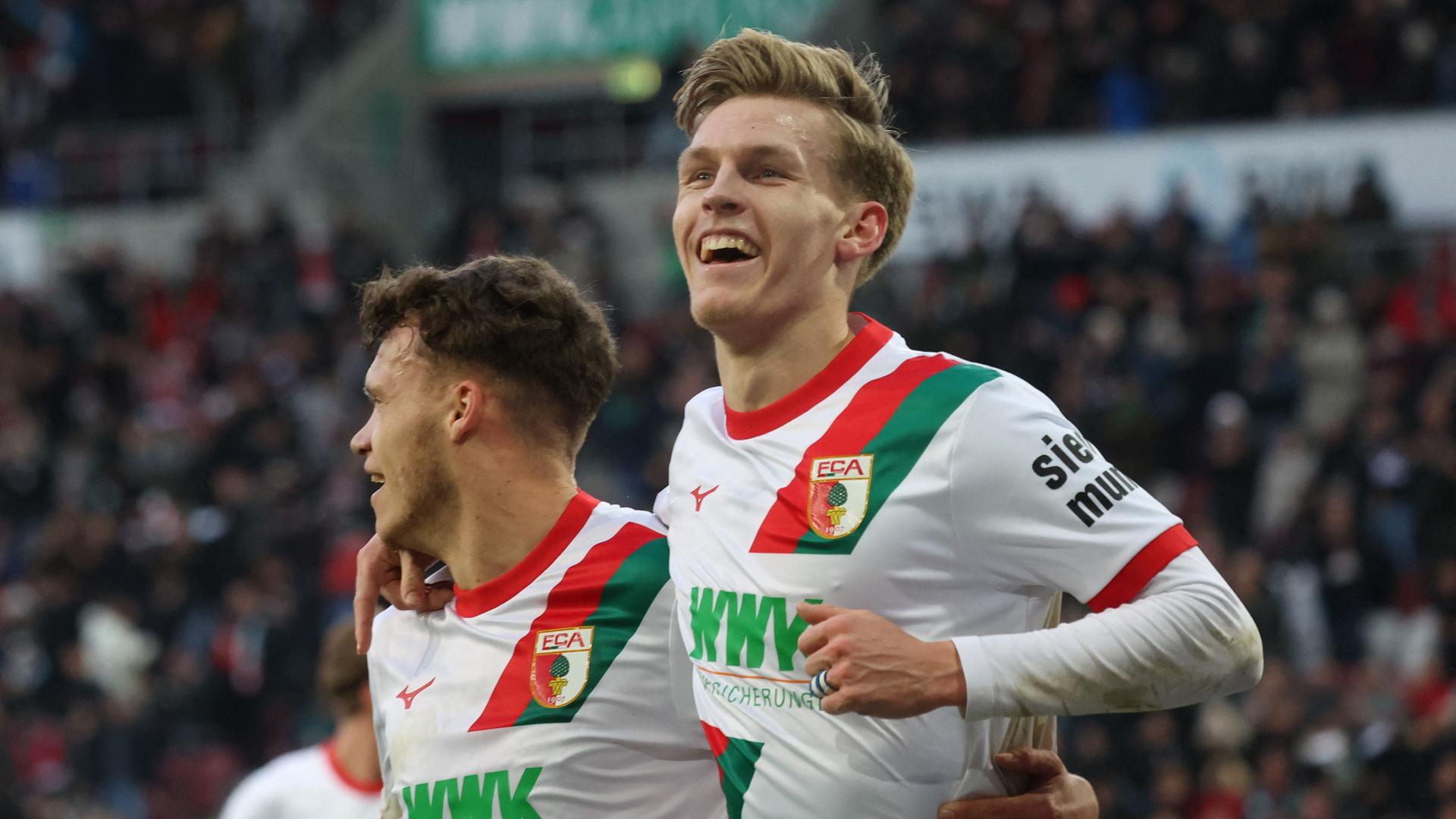 Anton Kade (Augsburg) jubelt. 