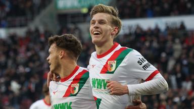 Anton Kade (Augsburg) jubelt. 