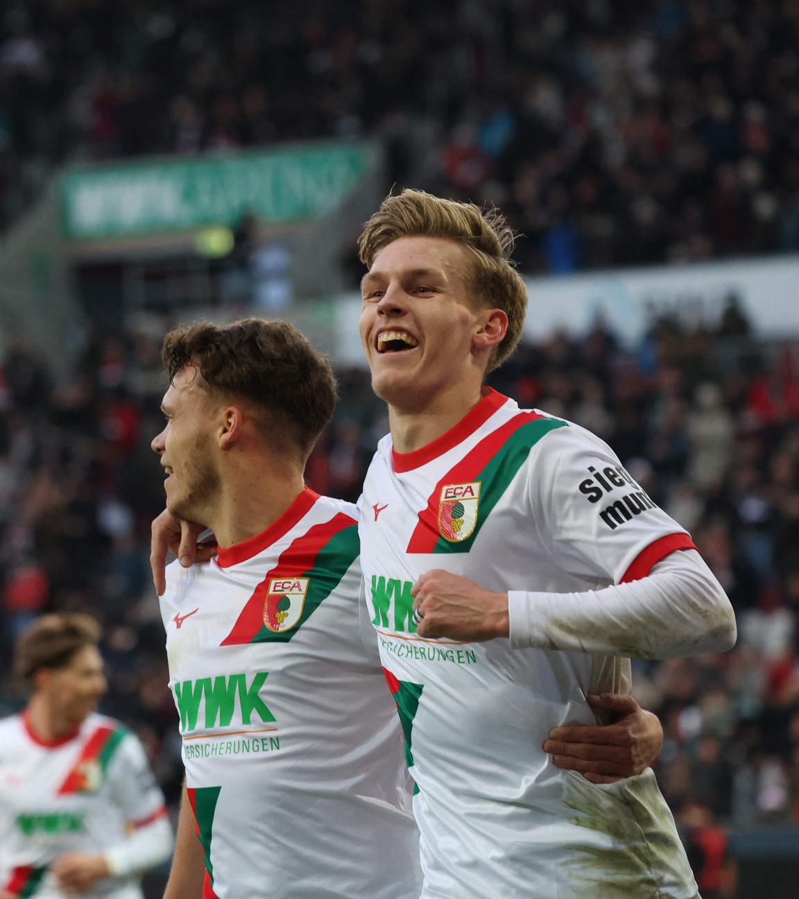 Anton Kade (Augsburg) jubelt.