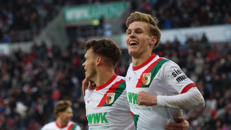 Anton Kade (Augsburg) jubelt.