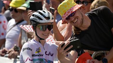 Die Deutsche Antonia Niedermaier posiert vor der 9. Etappe der Tour de France Femmes in Nizza für ein Foto.