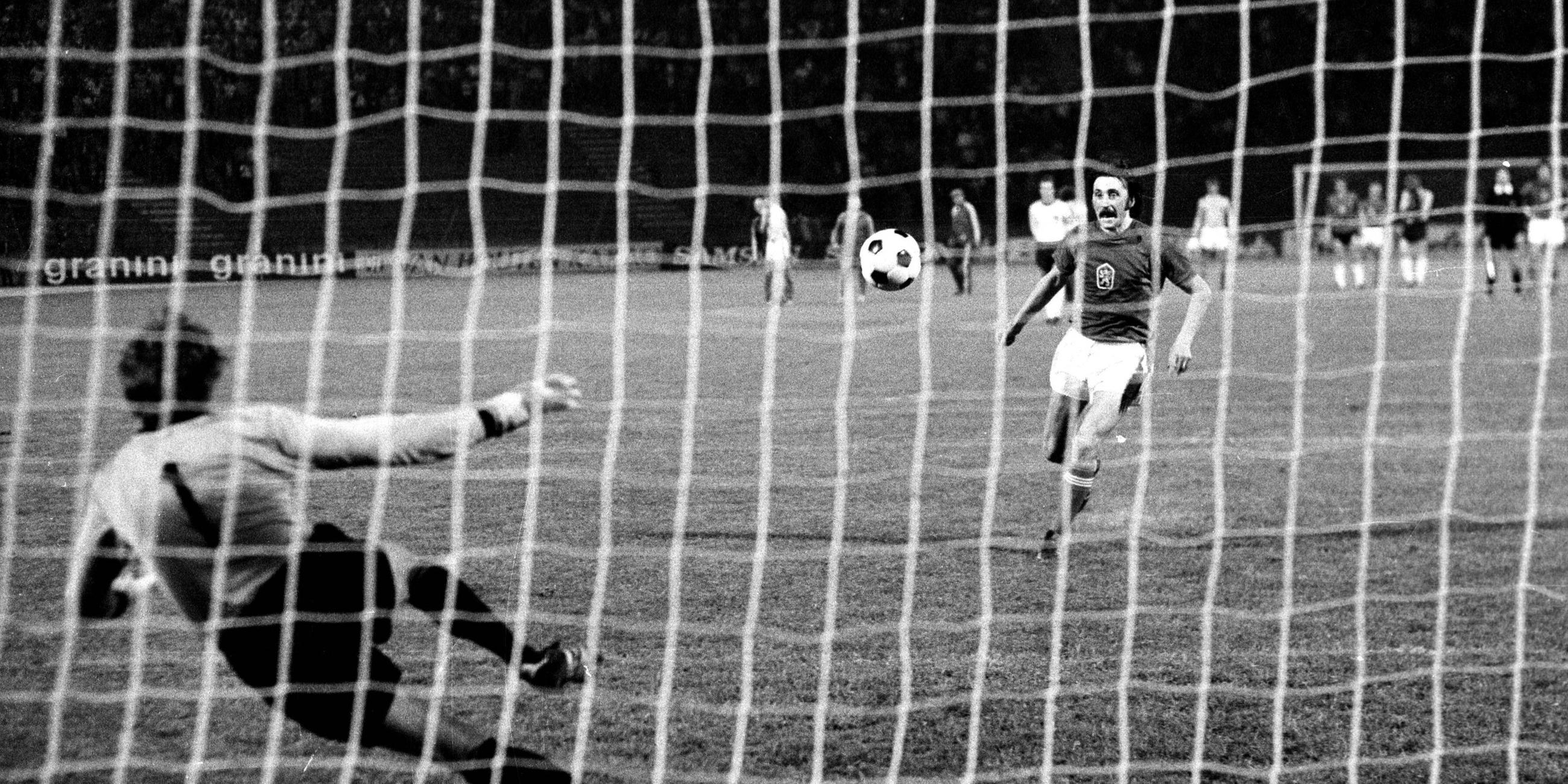 Antonin Panenka beim nach ihm benannten Elfmeter 1976