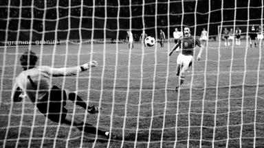 Antonin Panenka beim nach ihm benannten Elfmeter 1976