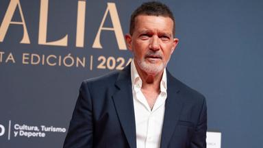 Schauspieler Antonio Banderas posiert vor der Veranstaltungswand.