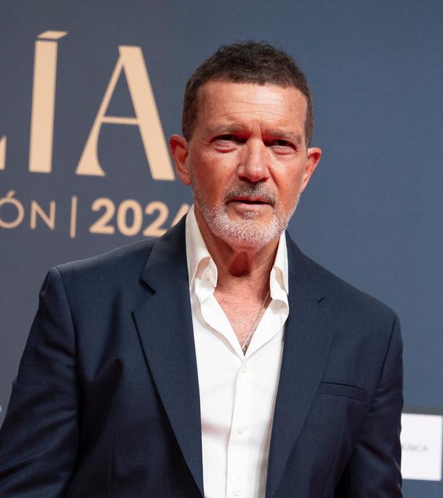 Schauspieler Antonio Banderas posiert vor der Veranstaltungswand.