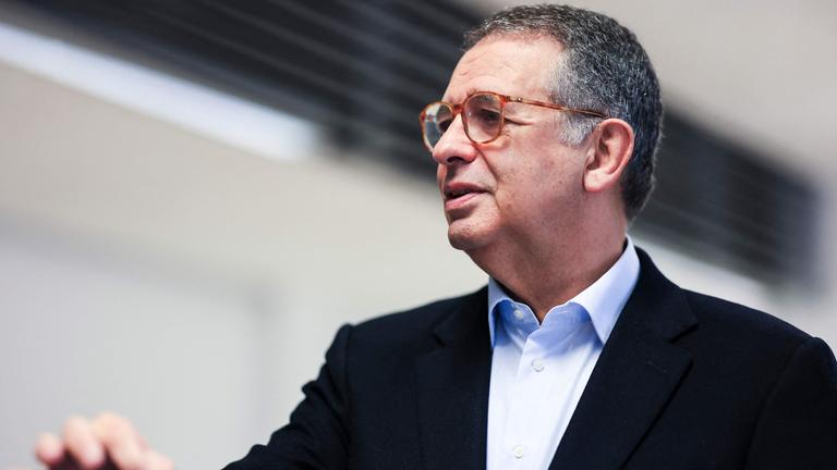 Der sozialistische Präsidentschaftskandidat Antonio José Seguro gibt am 8. Februar 2026 in einem Wahllokal in Caldas da Rainha, nördlich von Lissabon, seine Stimme für die portugiesischen Präsidentschaftswahlen ab. 