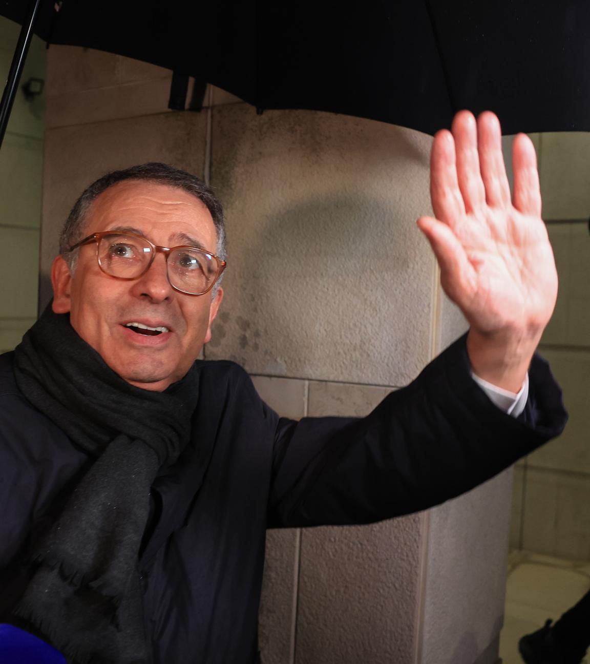 Präsidentschaftskandidat Antonio Jose Seguro (R), flankiert von seiner Frau Margarida Maldonado Freitas (L), feiert den Sieg in der zweiten Runde der portugiesischen Präsidentschaftswahlen in Caldas Rainha, Portugal, am 8. Februar 2026. 