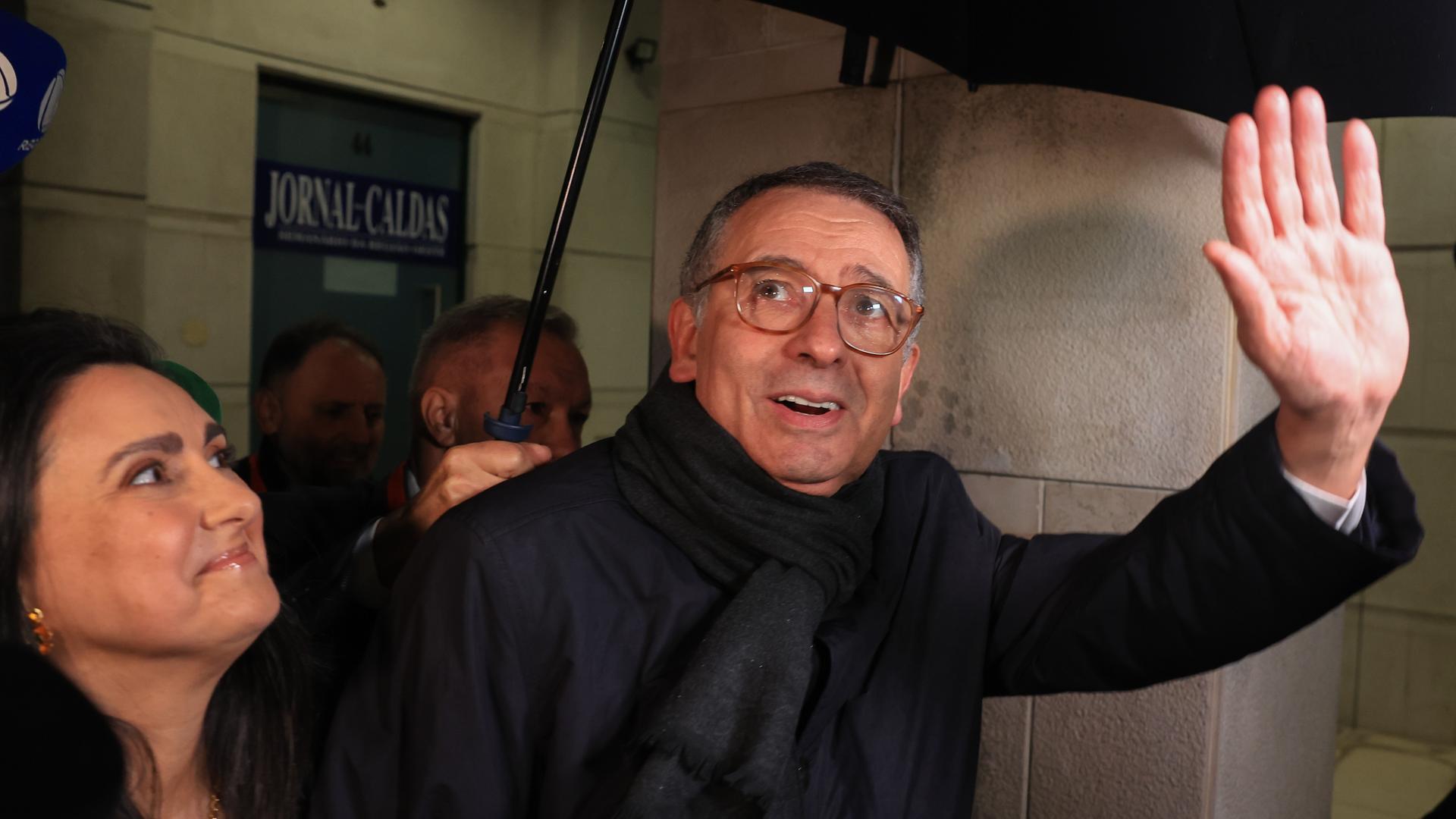 Präsidentschaftskandidat Antonio Jose Seguro (R), flankiert von seiner Frau Margarida Maldonado Freitas (L), feiert den Sieg in der zweiten Runde der portugiesischen Präsidentschaftswahlen in Caldas Rainha, Portugal, am 8. Februar 2026. 