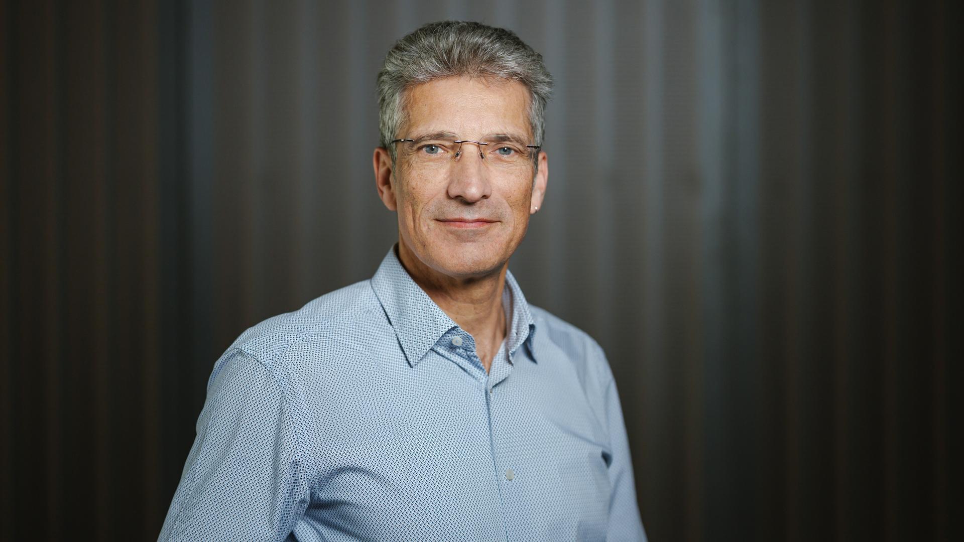 KI-Experte Antonio Krüger schaut in die Kamera.