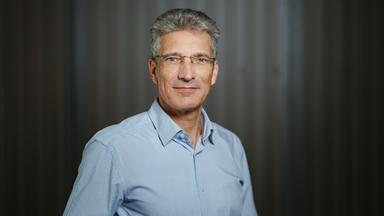 KI-Experte Antonio Krüger schaut in die Kamera.