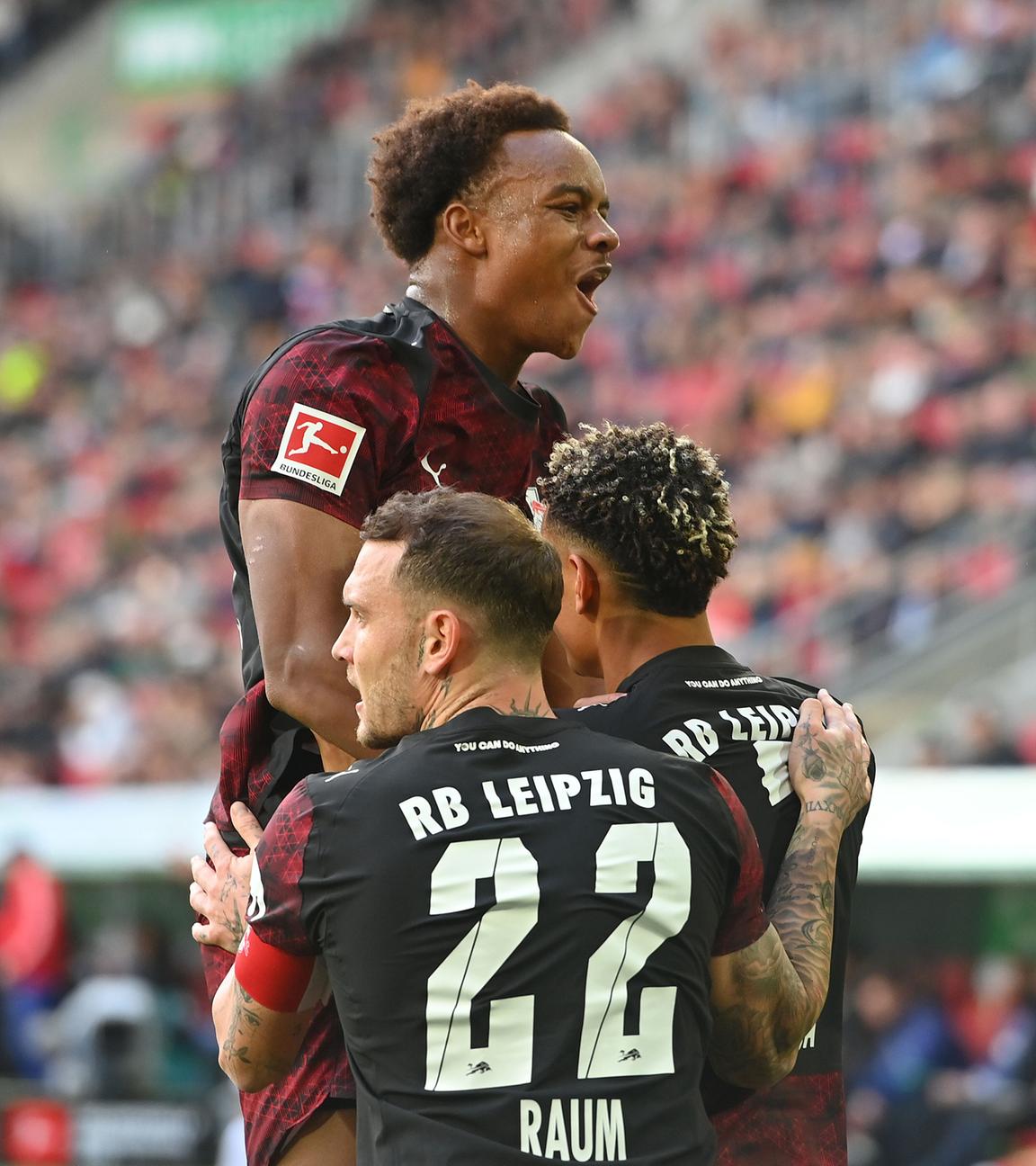 Antonio Nusa (Leipzig) jubelt nach dem 3:0-Tor mit David Raum und Assan Quedraogo.