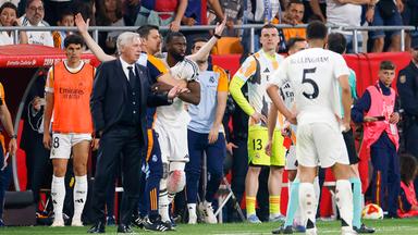 Antonio Rüdiger von Real Madrid streitet mit dem Schiedsrichter während des Finales der Copa del Rey zwischen Real Madrid und dem FC Barcelona im La Cartuja in Sevilla
