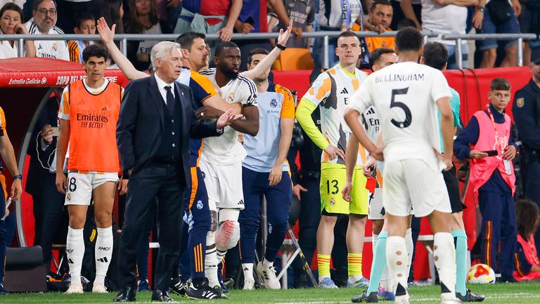 Antonio Rüdiger von Real Madrid streitet mit dem Schiedsrichter während des Finales der Copa del Rey zwischen Real Madrid und dem FC Barcelona im La Cartuja in Sevilla