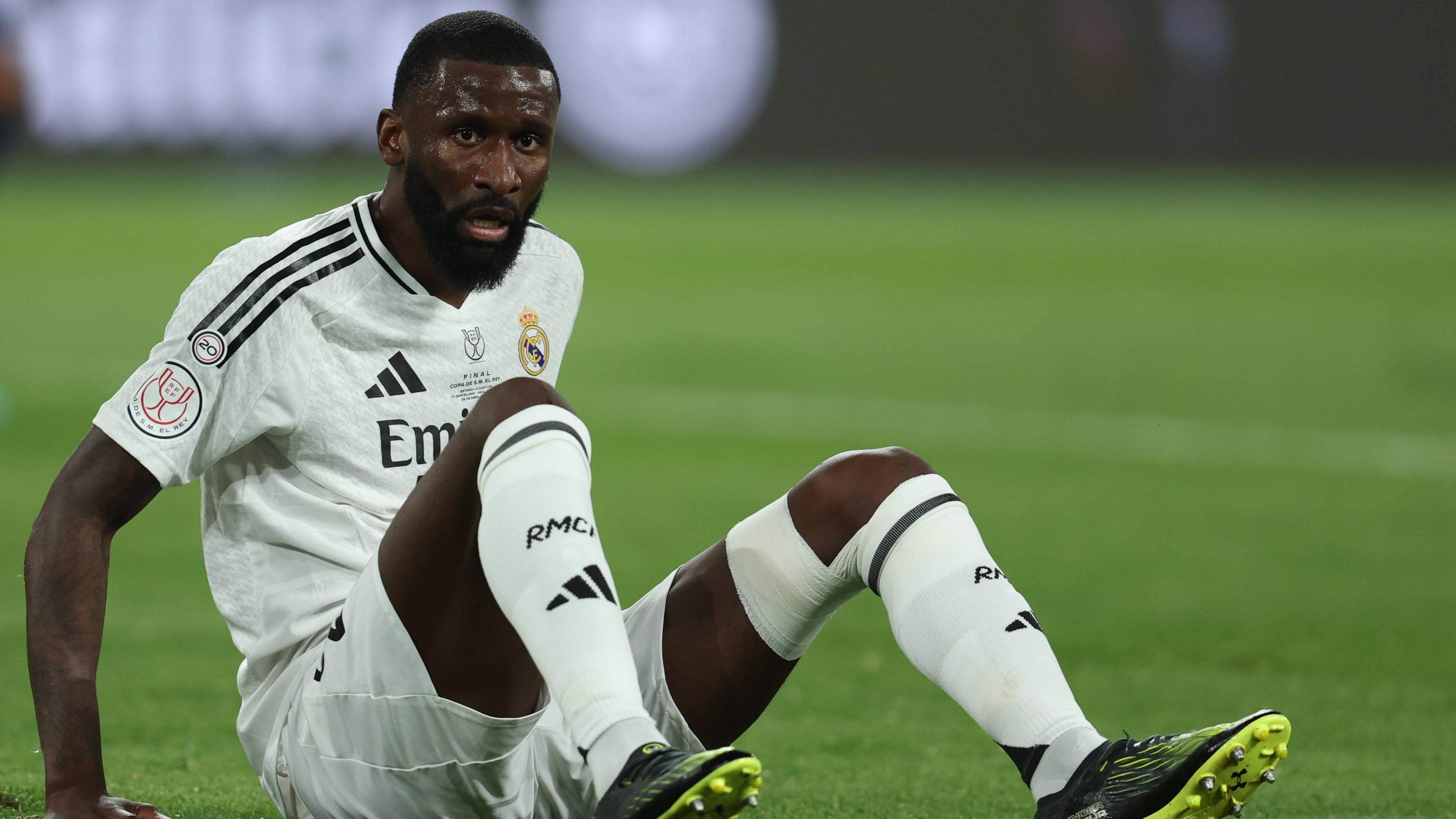 Fußballer Antonio Rüdiger auf dem Boden sitzend während des Fußballspiels in Sevilla am 26.04.2025