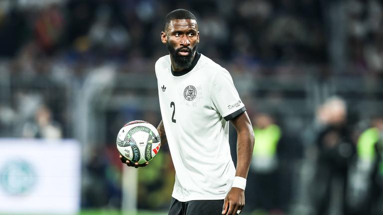 Fußballer Antonio Rüdiger hält den Fußball in den Händen im Spiel zwischen Deutschland und Italien am 23.03.2025 in Dortmund.