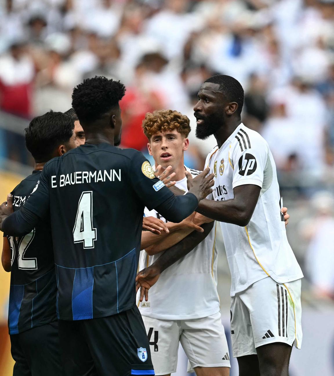 Der deutsche Verteidiger Antonio Rüdiger (R) von Real Madrid (Nr. 22) streitet sich mit dem brasilianischen Schiedsrichter Ramon Abatti (L) während des Fußballspiels der Gruppe H der FIFA Klub-Weltmeisterschaft 2025 zwischen Real Madrid (Spanien) und Pachuca (Mexiko) im Bank of America Stadium in Charlotte am 22. Juni 2025. 