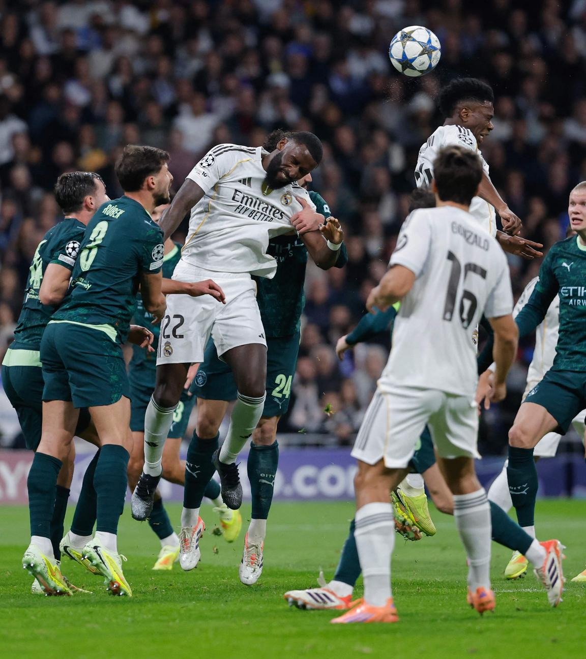 Real Madrids Antonio Rüdiger und Aurelien Tchouameni springen beide im Getümmel hoch um einen Kopfball ausführen zu können.