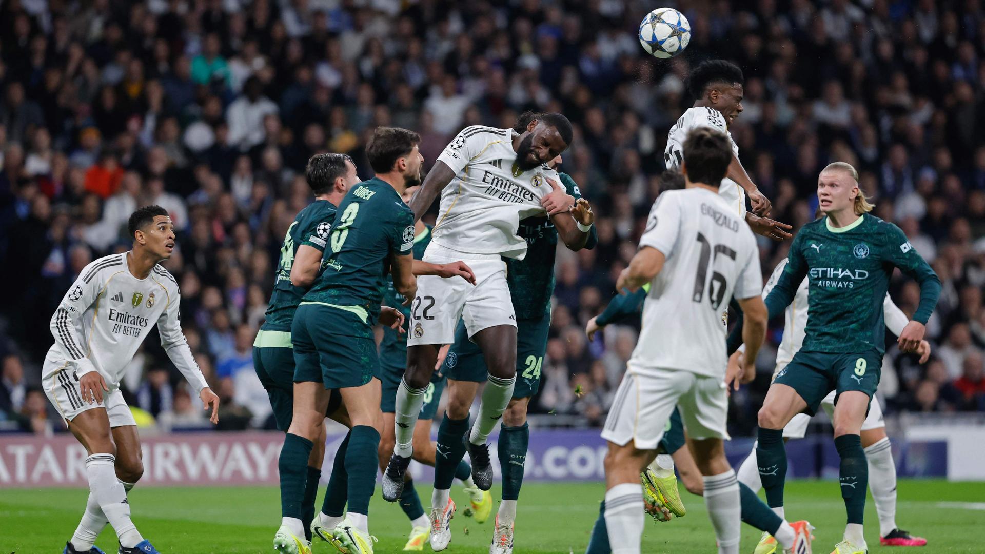 Real Madrids Antonio Rüdiger und Aurelien Tchouameni springen beide im Getümmel hoch, um einen Kopfball ausführen zu können.