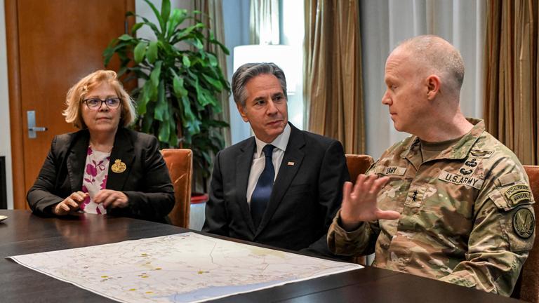 Irak: US-Außenminister Antony Blinken (Mitte) nimmt an einem Briefing mit Generalmajor der US-Armee Kevin Leahy (rechts), Kommandeur der Combined Joint Task Force „Operation Inherent Resolve“, im Hauptquartier der US-Botschaft in Bagdad