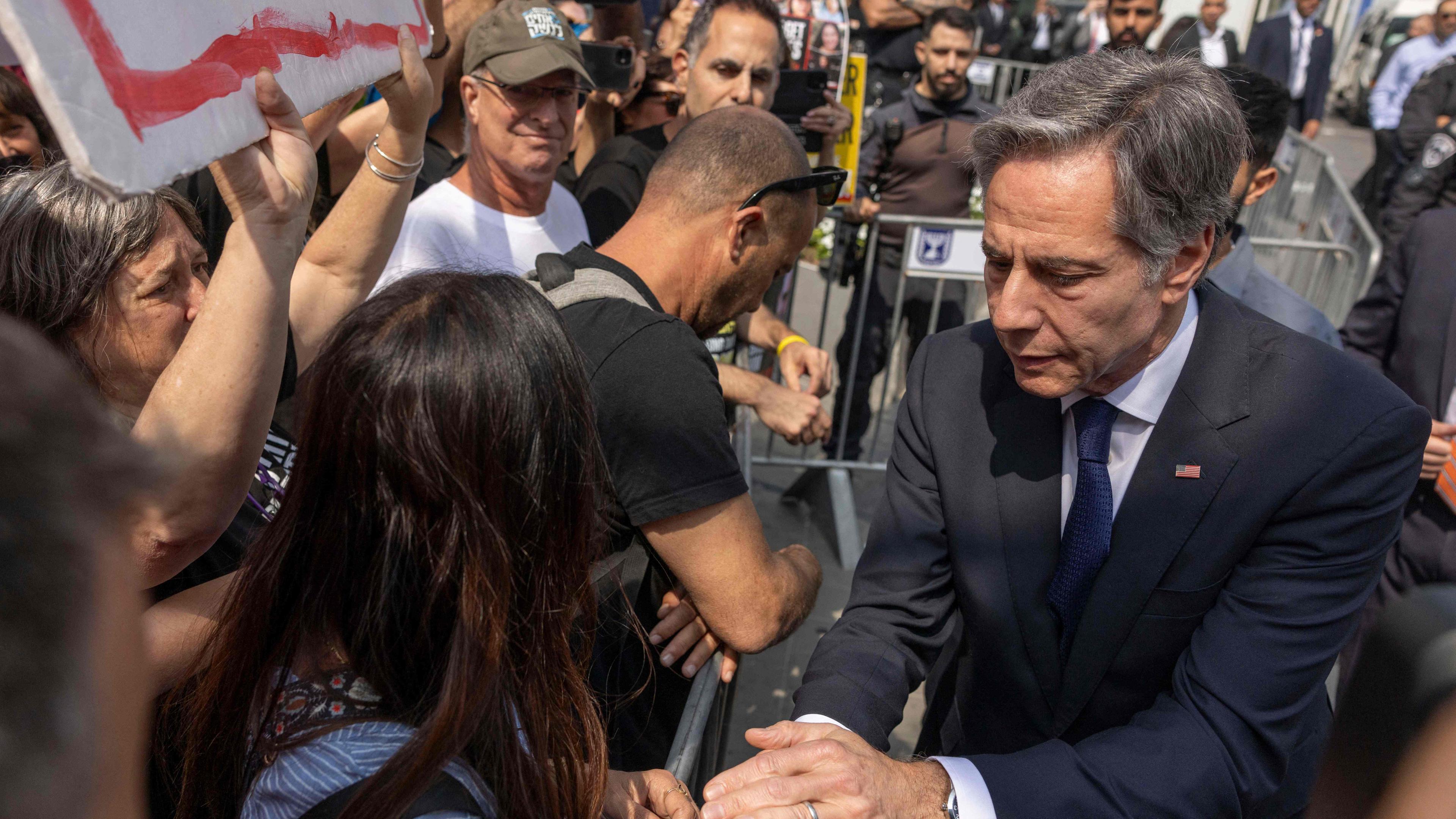 Israel, Tel Aviv: US-Außenminister Antony Blinken trifft sich mit den Angehörigen der Geiseln