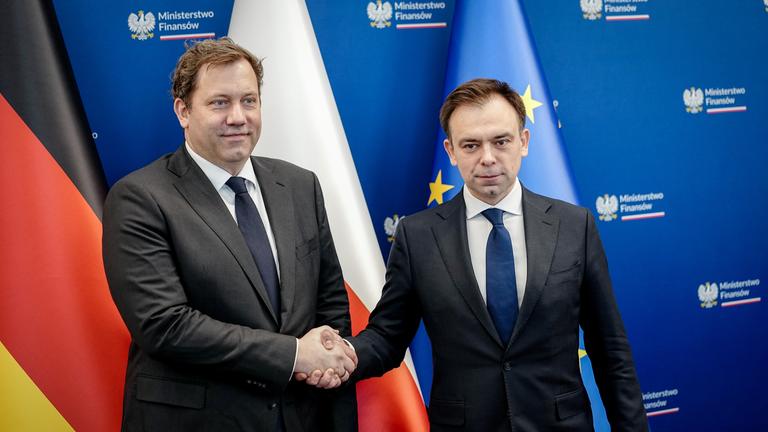 Polen, Warschau: Lars Klingbeil (SPD, l), Bundesminister der Finanzen, Vizekanzler und SPD-Bundesvorsitzender, wird bei seinem Antrittsbesuch in Polen von seinem polnischen Amtskollegen Andrzej Domanski empfangen.