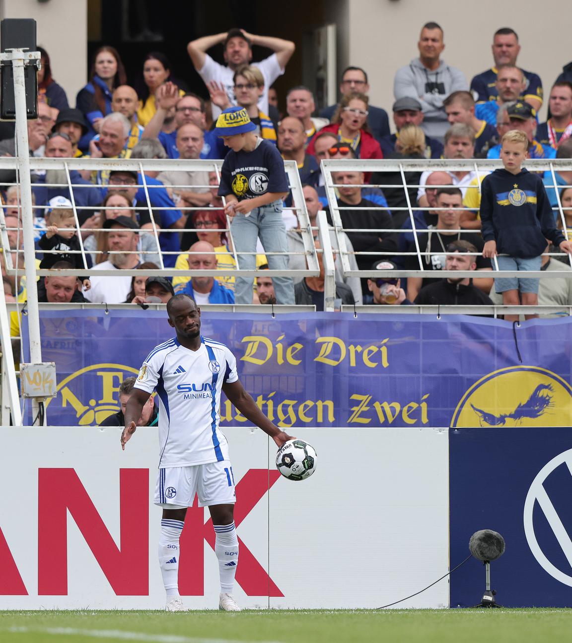 Der Schalker Spieler Christopher Antwi-Adjei steht an der Seitenlinie, um einen Einwurf auszuführen und hält den Ball in einer Hand.