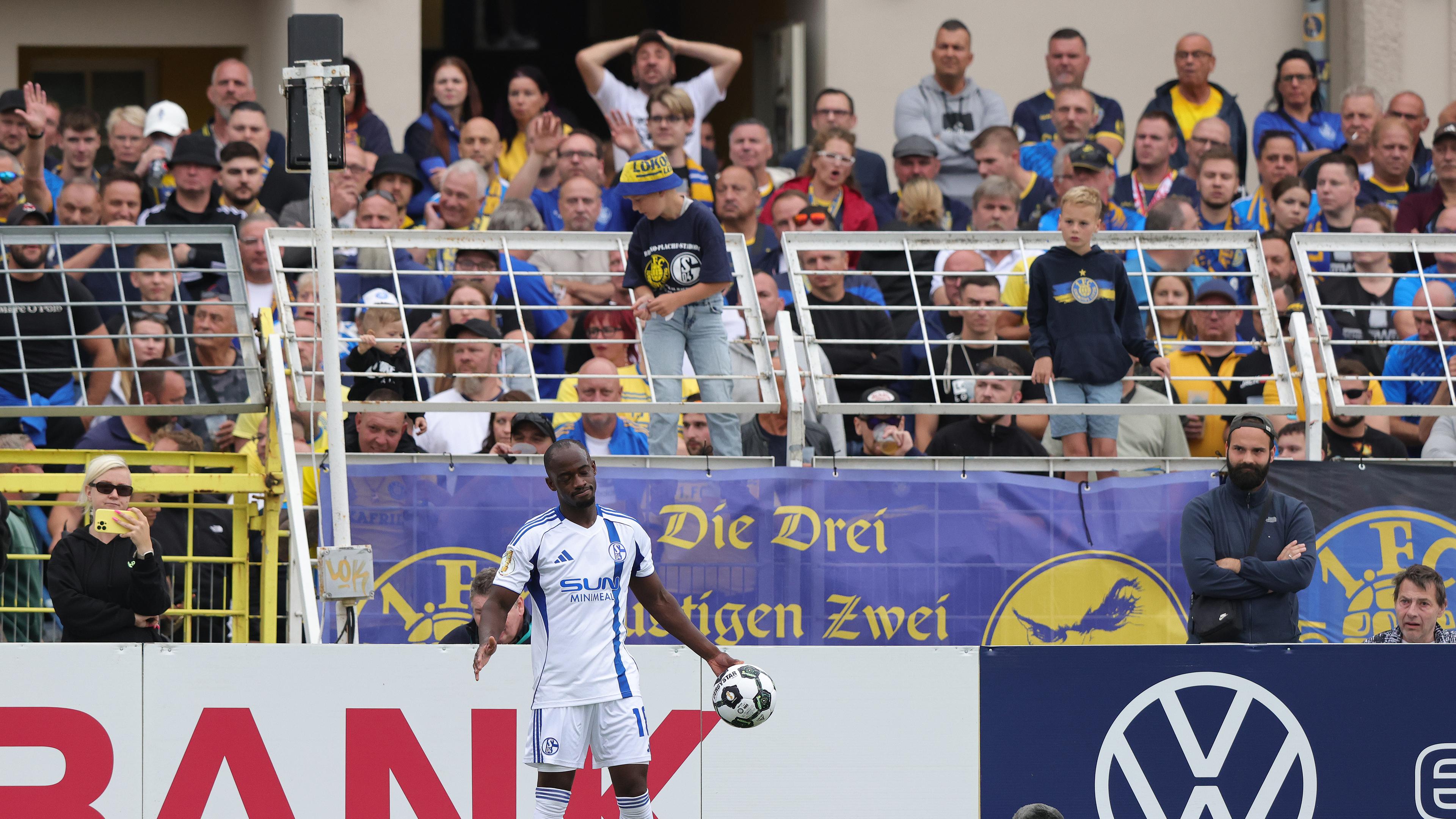 Der Schalker Spieler Christopher Antwi-Adjei steht an der Seitenlinie, um einen Einwurf auszuführen und hält den Ball in einer Hand.