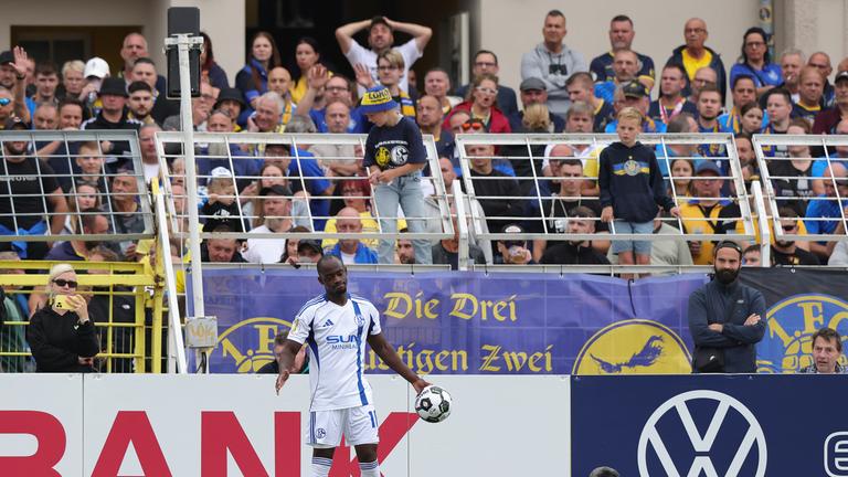 Der Schalker Spieler Christopher Antwi-Adjei steht an der Seitenlinie, um einen Einwurf auszuführen und hält den Ball in einer Hand.