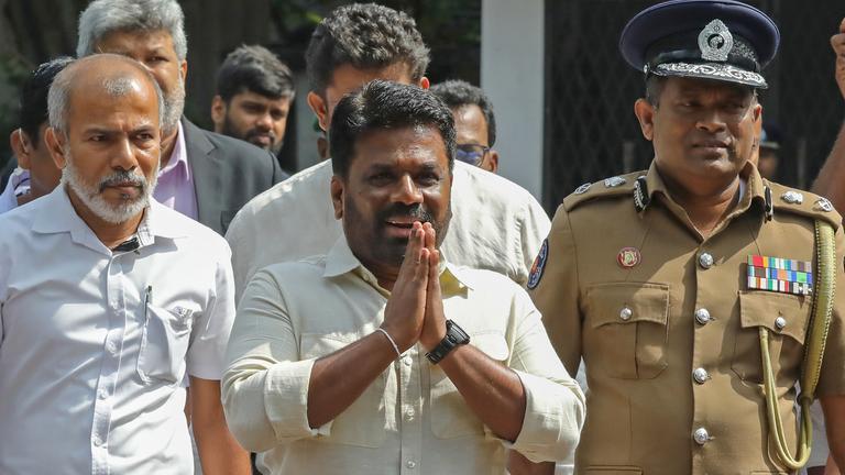Sri Lankas Präsident Anura Kumara Dissanayake (Mitte) verlässt ein Wahllokal, nachdem er seine Stimme für die Parlamentswahlen in einem Wahllokal in Colombo, Sri Lanka, abgegeben hat