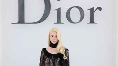 Das Bild zeigt Schauspielerin Anya Taylor-Joy bei einem Fotocall vor der Dior-Modenschau in Paris