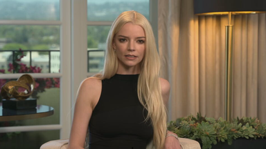 Schauspielerin Anya Taylor-Joy in einem Sessel für ein Interview