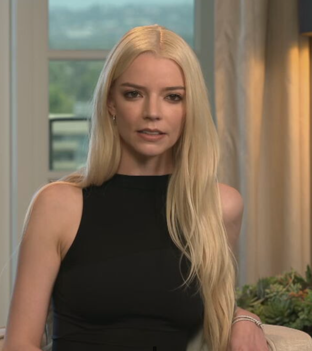 Schauspielerin Anya Taylor-Joy in einem Sessel für ein Interview