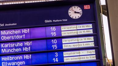 Eine Anzeigentafel mit diversenen Zugverspätungen  der Deutschen Bahn im Stuttgarter Hauptbahnhof am 14.02.2024.