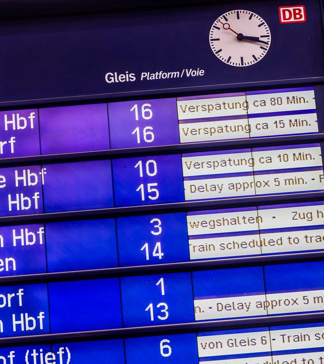Eine Anzeigentafel mit diversenen Zugverspätungen  der Deutschen Bahn im Stuttgarter Hauptbahnhof am 14.02.2024.