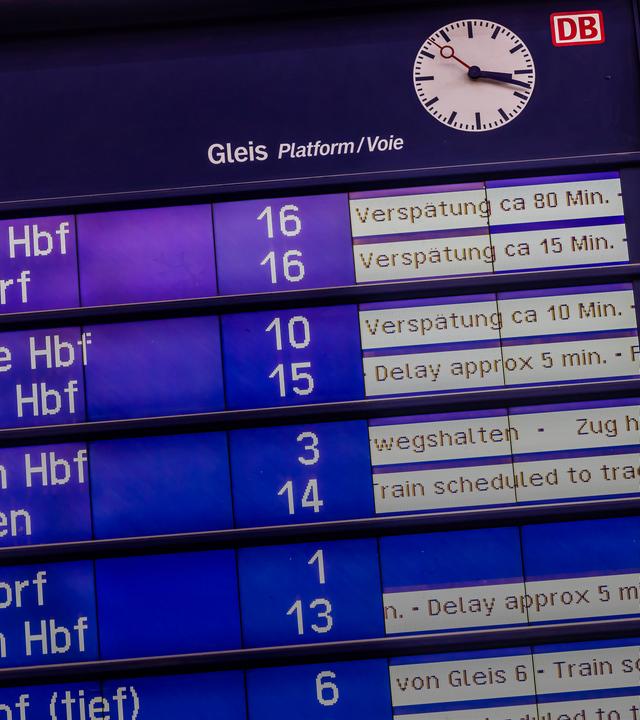 Eine Anzeigentafel mit diversenen Zugverspätungen  der Deutschen Bahn im Stuttgarter Hauptbahnhof am 14.02.2024.