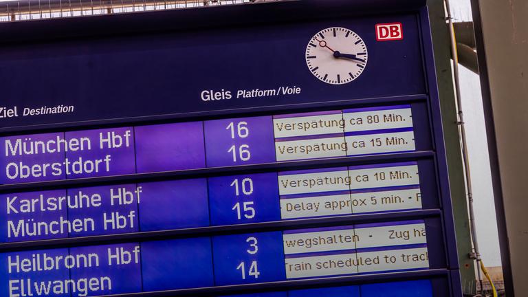 Eine Anzeigentafel mit diversenen Zugverspätungen  der Deutschen Bahn im Stuttgarter Hauptbahnhof am 14.02.2024.