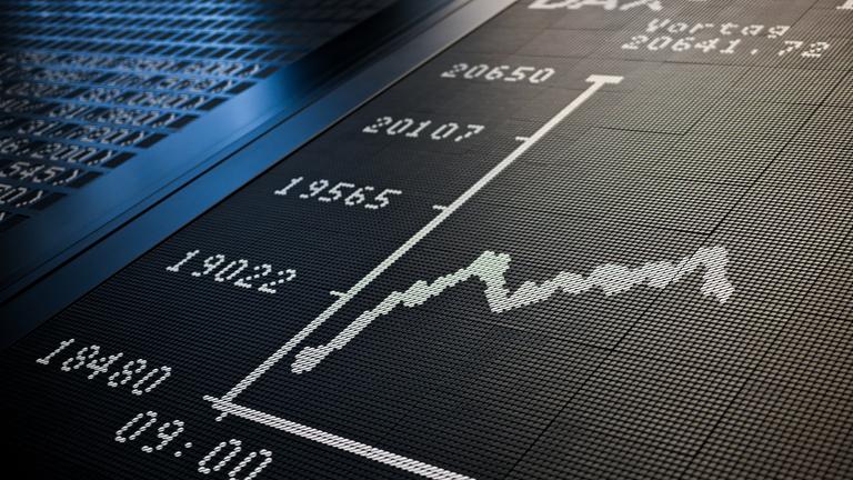  Auf dem Parkett der Frankfurter Börse ist die Anzeigetafel mit der Dax-Kurve zu sehen. 