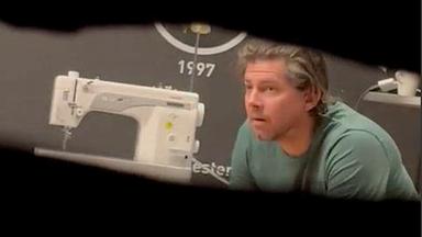 Ein Mitglied des norwegischen Skisprungtemas heimlich gefilmt blickt neben einer Nähmaschine