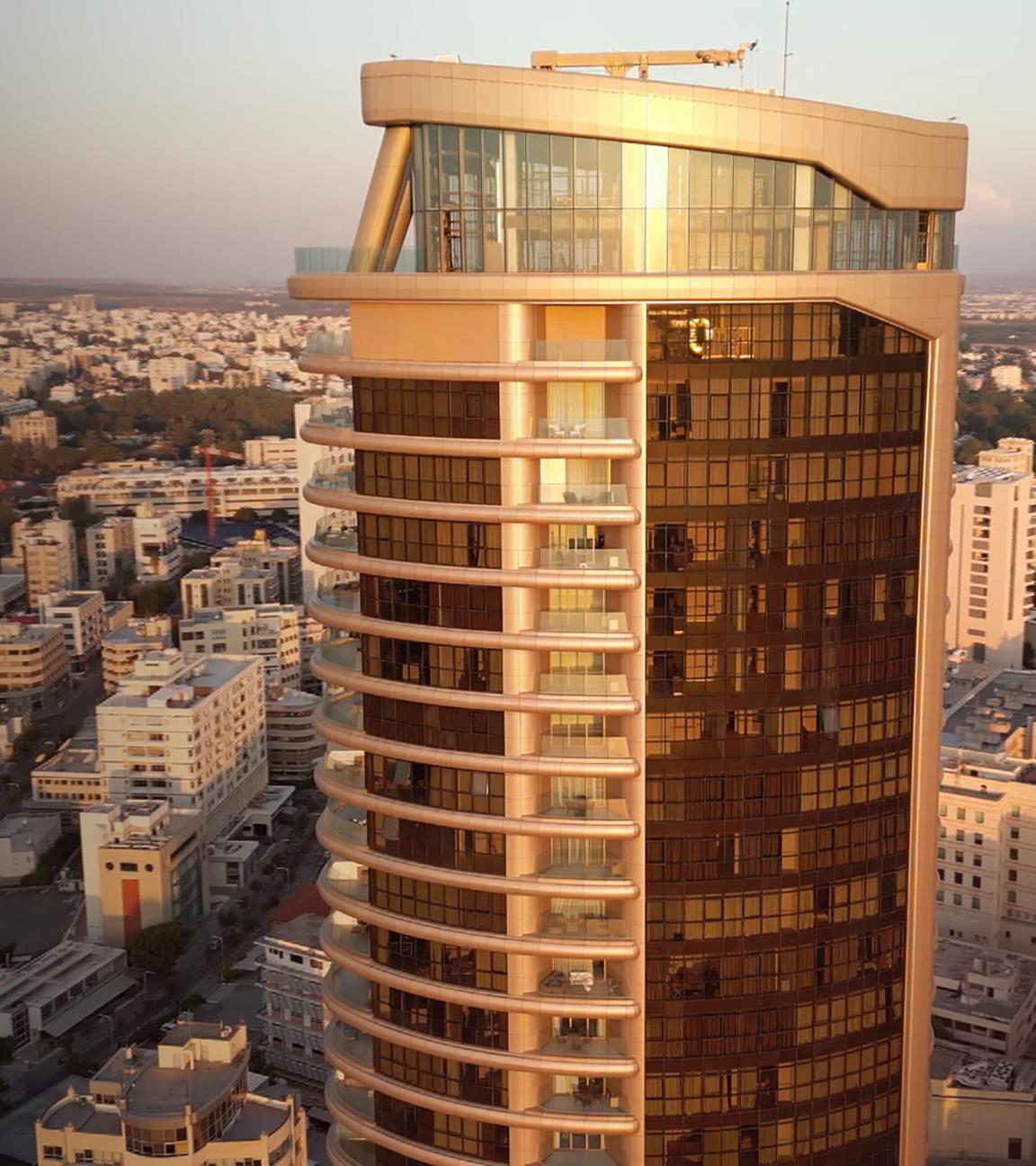 Hochhaus mit Luxsapartments mit dem namen Apartment 360 in Nikosia auf Zypern mit Abendsonne von außen