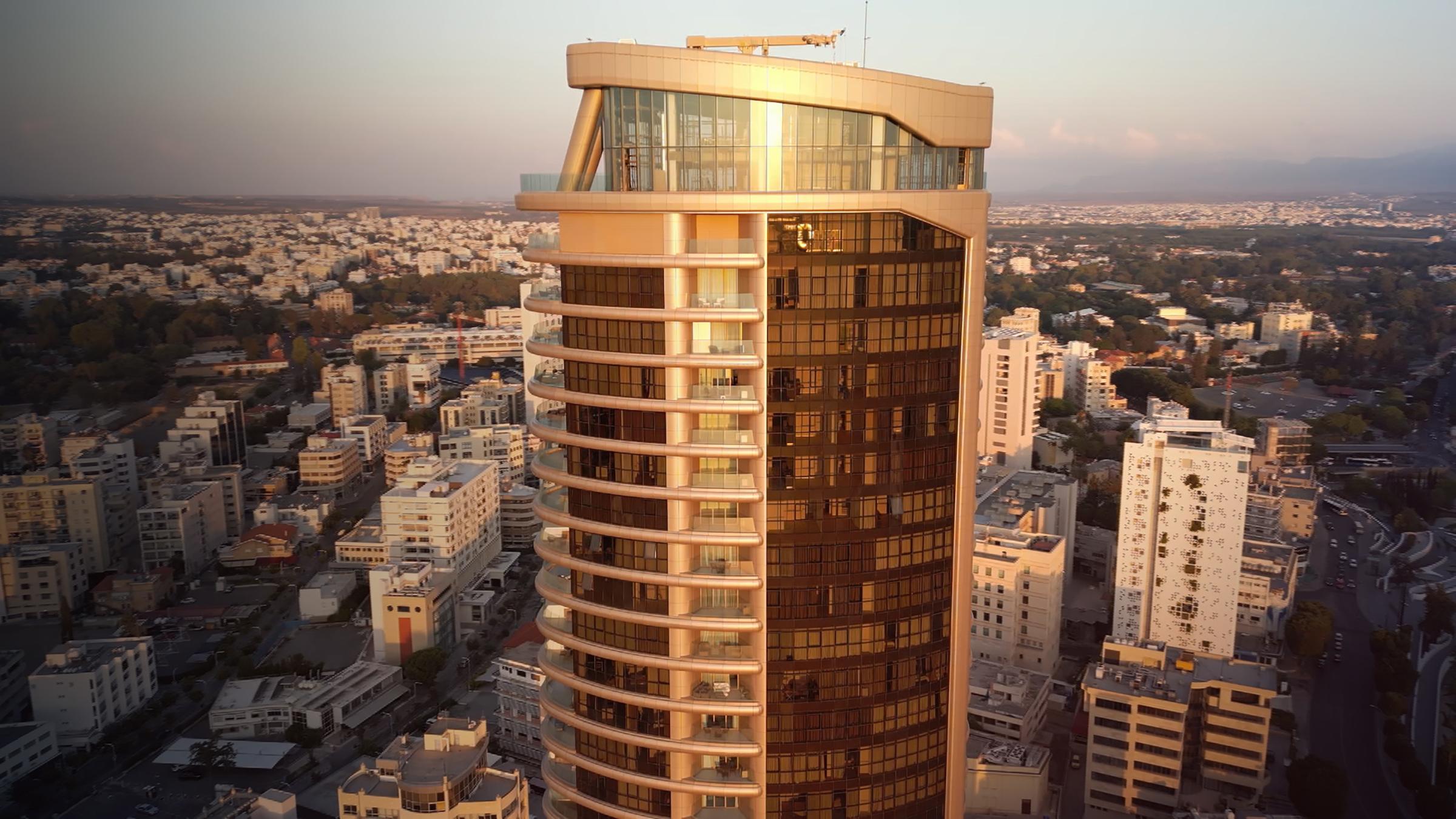 Hochhaus mit Luxsapartments mit dem namen Apartment 360 in Nikosia auf Zypern mit Abendsonne von außen