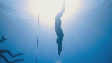 Apnoe-Taucher beim Abtauchen unter Wasser