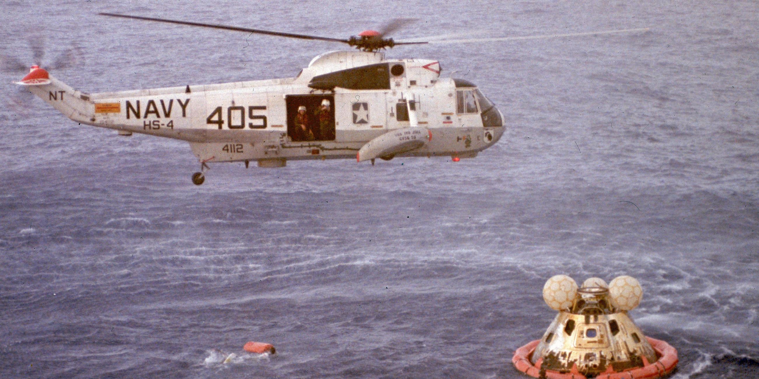 Ein Hubschrauber nähert sich dem Kommandomodul der Apollo 13 auf dem Pazifischen Ozean.