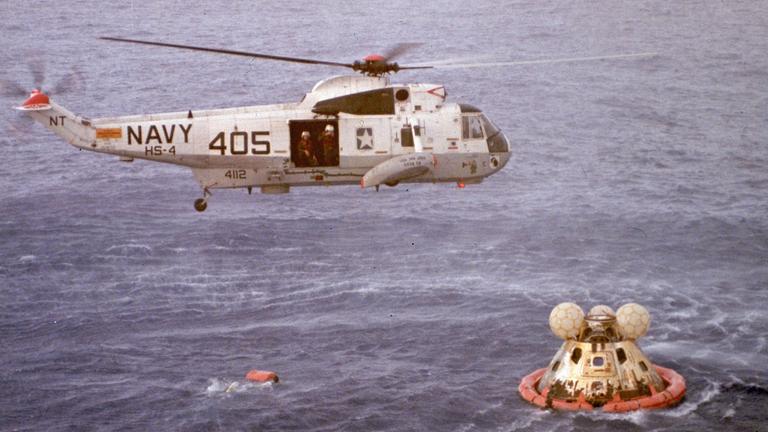 Ein Hubschrauber nähert sich dem Kommandomodul der Apollo 13 auf dem Pazifischen Ozean.
