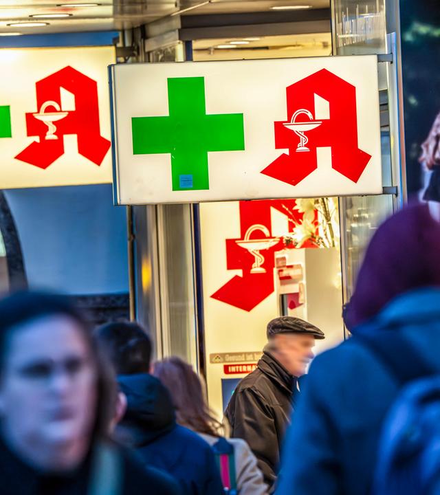 Archiv: Apotheke in der Fussgängerzone, Passanten, München